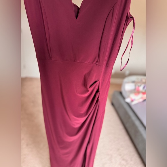 Burgundy formal/bridesmaid gown size 8. Sweetheart neckline with knee slit - Picture 4 of 5